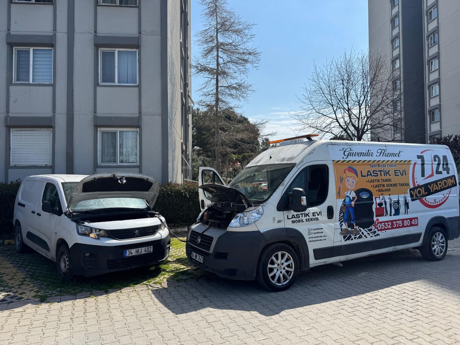Otoparkta iki araç arası mobil akü takviyesi ile yol yardımı