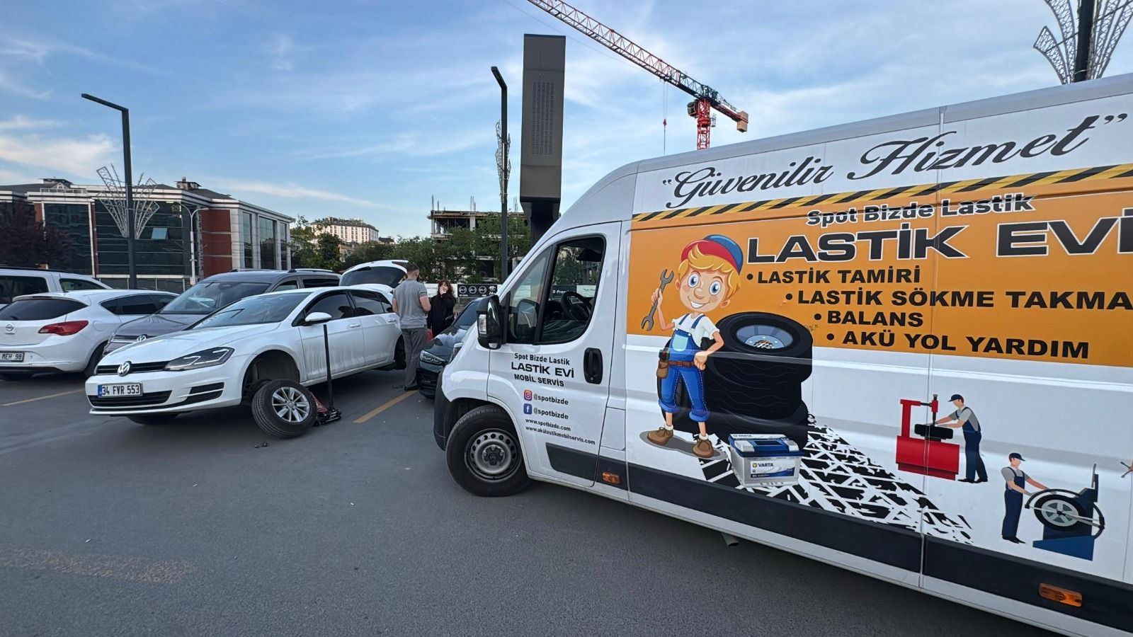 Aracın başında yerinde lastik değişimi