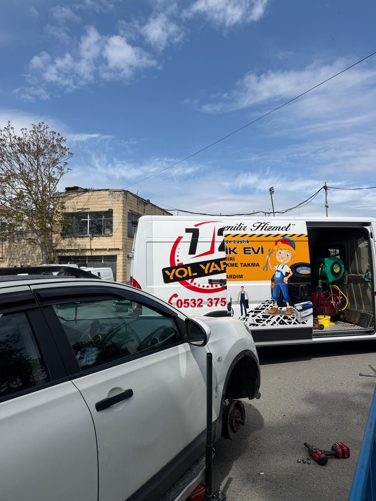 Sokak arasında yerinde oto lastik tamiri